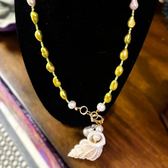 Wentletrap Shell 5 in 1 Necklace With Earrings - Picture 6 of 6